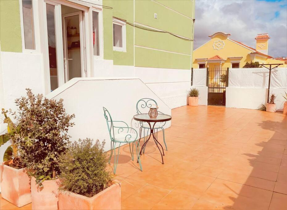 Cozy Apartment With Private Courtyard Barcarena Luaran gambar