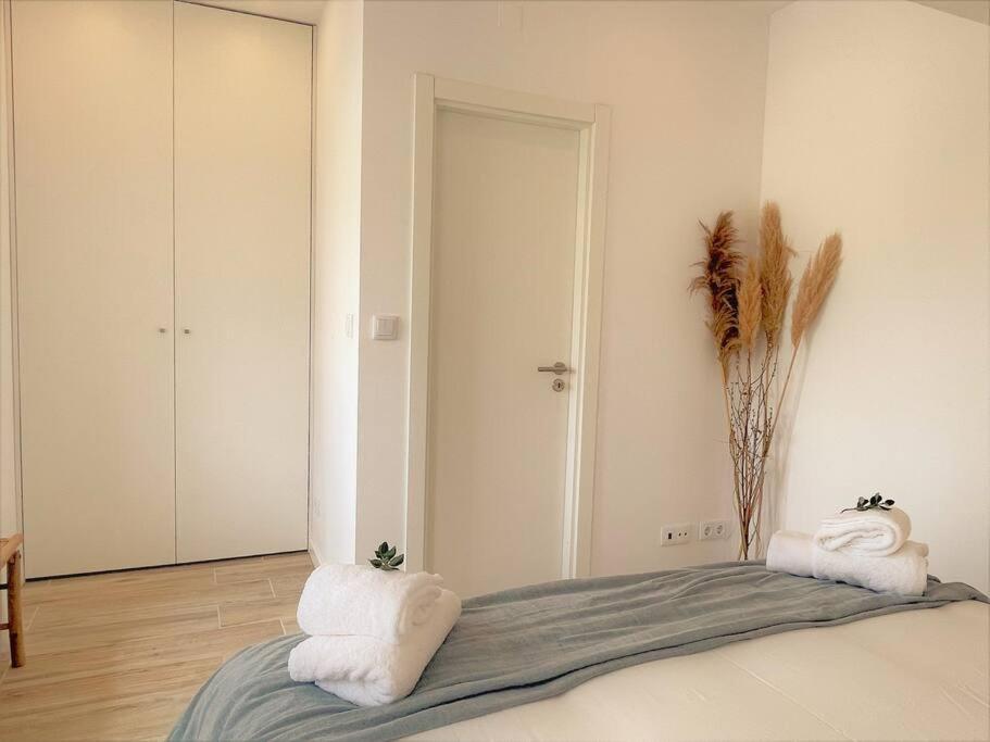 Cozy Apartment With Private Courtyard Barcarena Luaran gambar